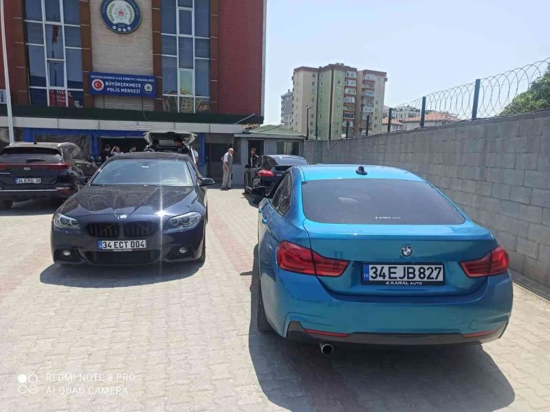 Lüks araçlı magandalar yakalandı: Polis merkezinin bahçesi galeriye döndü

