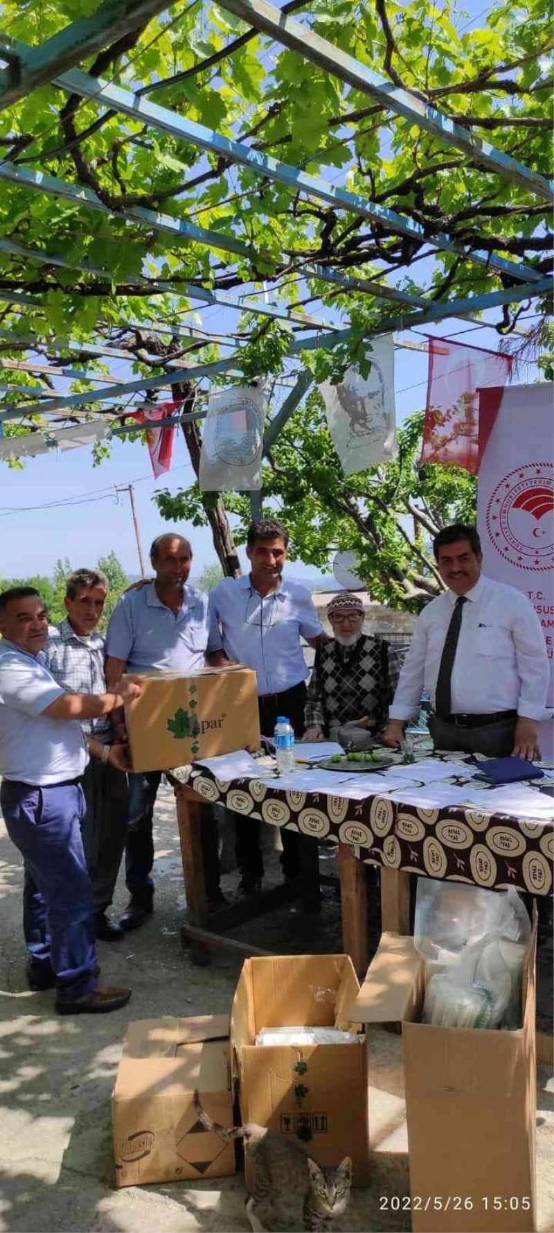Tarsus’ta biyoteknik mücadele için çiftçilere tuzak dağıtıldı

