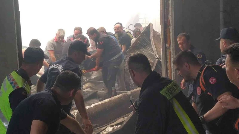 Yanan fabrikadaki çökmede 1 itfaiyeci enkaz altında kaldı
