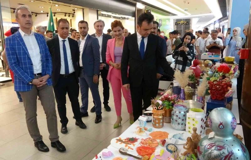 Engelli çocuklar el sanatları sergisinde doyasıya eğlendi
