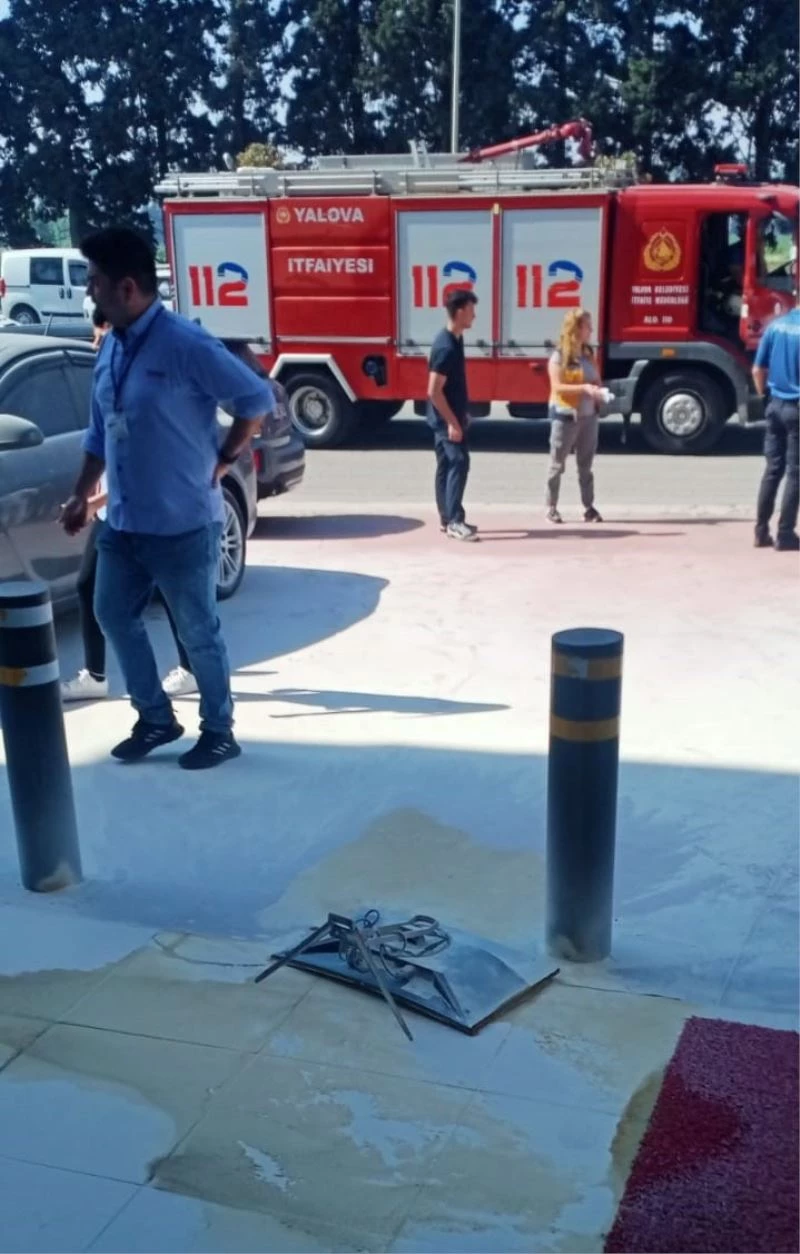 Satın aldığı televizyonu tamir edilmeyince mağaza önünde yaktı
