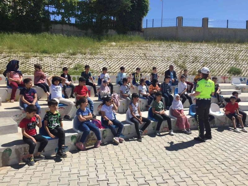 Siirt’te çocuklar trafiği kurallarıyla öğreniyor
