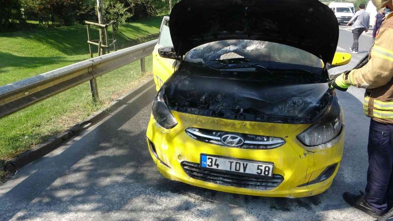 Kartal’da motorundan dumanlar yükselen ticari taksi yandı
