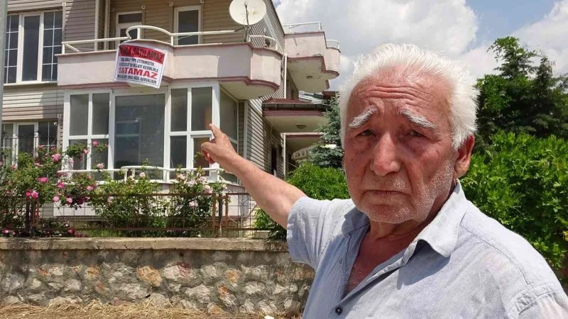 Villaya astığı pankart dikkat çekti
