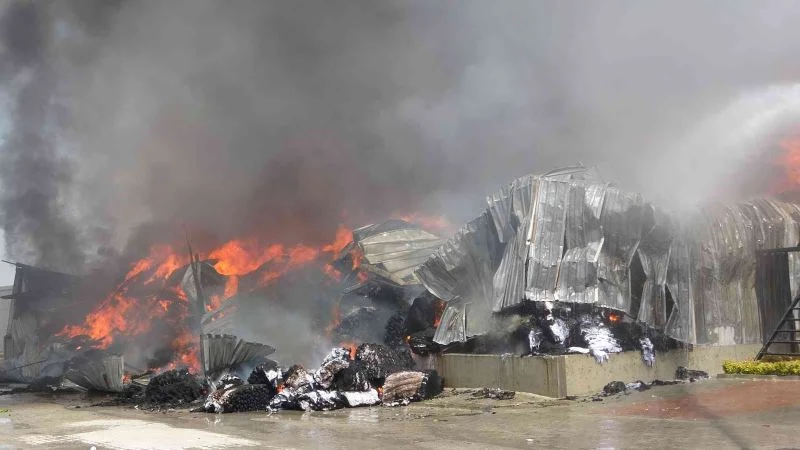 Çatıda kaynak yapılırken başlayan yangına müdahale devam ediyor
