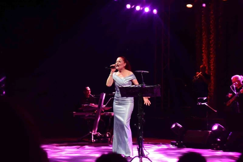 Candan Erçetin’den Bursalılara muhteşem bir gece
