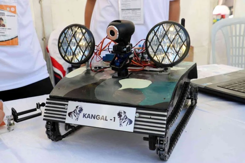 Sivaslı öğrenciler Kangal kadar sadık robot yaptı
