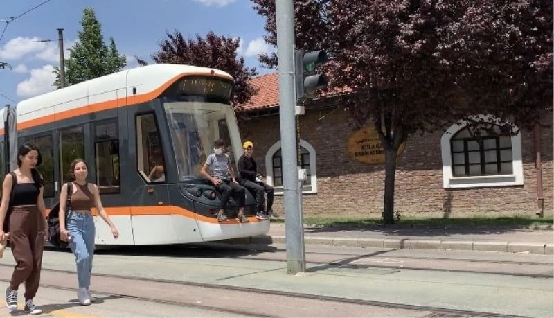 Çocukların tramvayla tehlikeli oyunu
