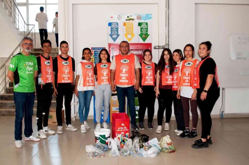 Milas’ta öğrenciler topladıkları atık pilleri teslim etti
