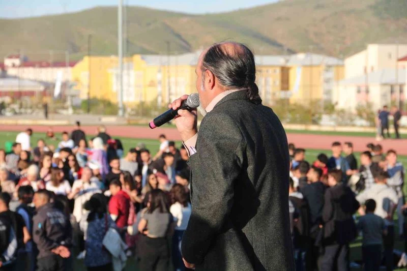 BEÜ bahar şenliğinde 3 bin öğrenci aynı anda halay çekti
