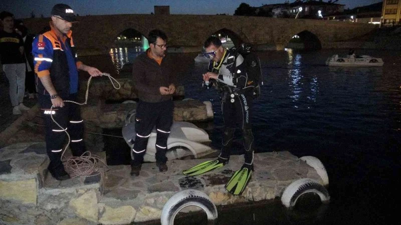 Balık adam ırmağa düşen cep telefonu için dalış yaptı
