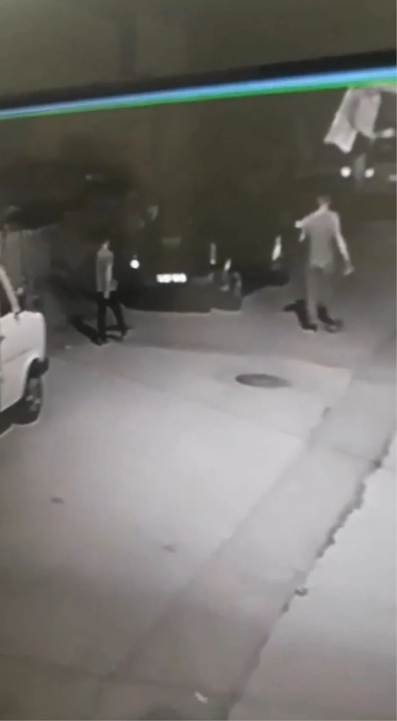 Bekçileri görünce kaçan hırsızlar kamerada
