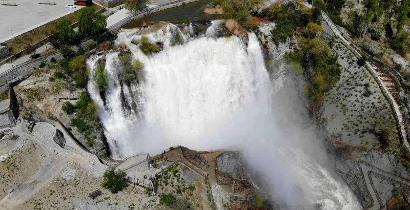 Tortum Şelalesi bayramda da ziyaretçilerini ağırlıyor
