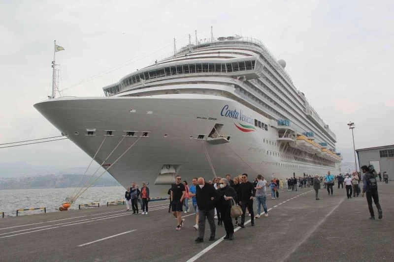 Yüzen otel İzmir Limanı’na demir attı
