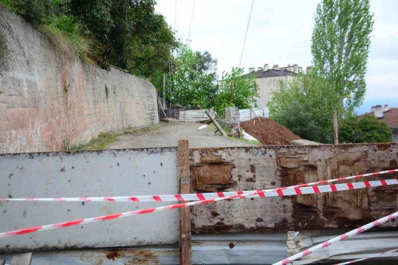 Toprak kaydı, mahalle elektriksiz kaldı
