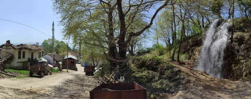 Bu köyün içinde şelale akıyor gören hayran kalıyor
