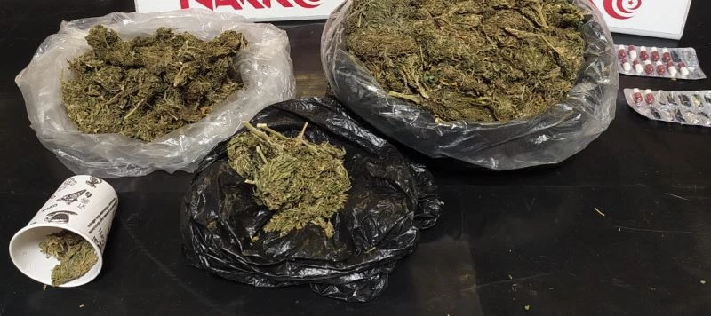 Otomobilin hoparlörüne sakladığı uyuşturucuyla yakalandı
