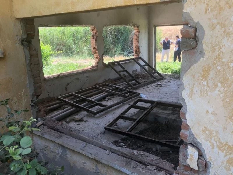 Manisa’da 20 bin TL değerindeki demiri çalarken yakalandılar
