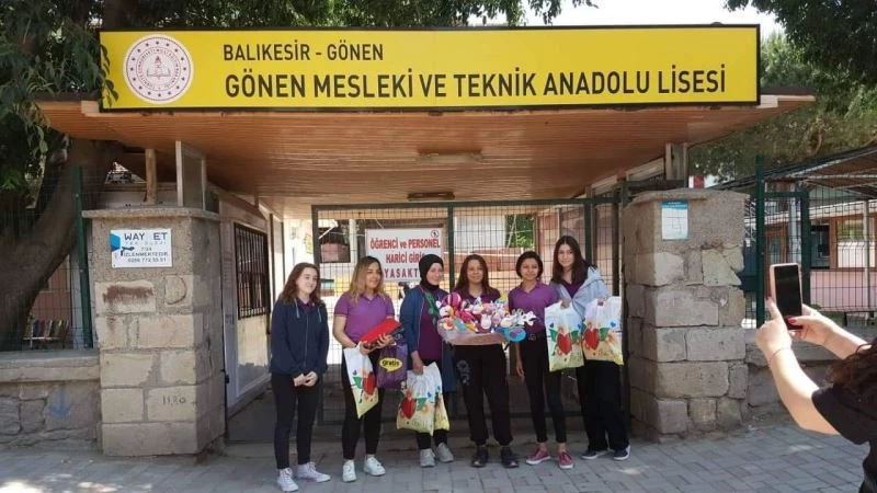 Ürettikleri oyuncakları kardeşlerine hediye ettiler
