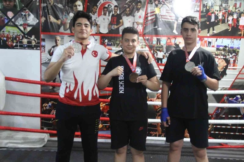 Katıldıkları ilk turnuvada madalyaları topladılar
