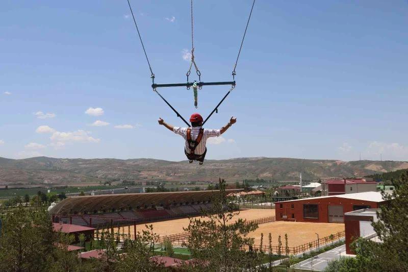 Nefes kesen dev salıncak, yürekleri ağza getiriyor
