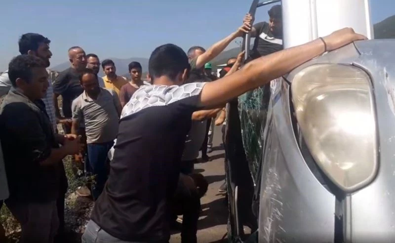 Taklalar atarak ters dönen araçtan burnu bile kanamadan çıktılar
