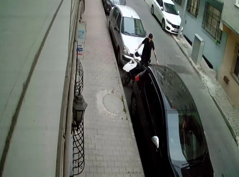 Motosikleti elini kolunu sallayarak böyle çaldı
