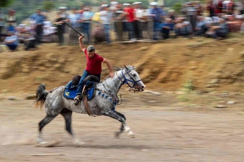 Yüzlerce yıllık atlı cirit geleneği köy düğünlerde yaşatılıyor

