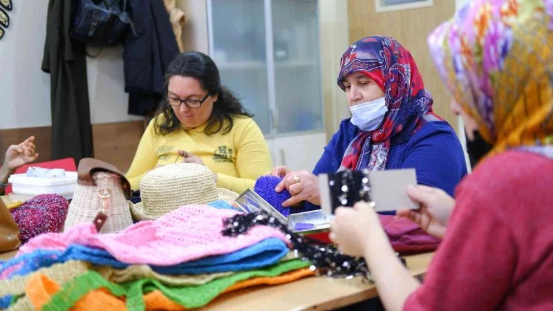Kadınlar el emeğiyle ürettiği ürünleri dünyaya satıyor
