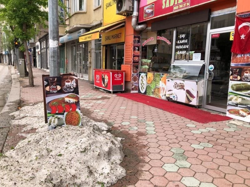 Bayramın son gününde esnaf yağmur temizliği yapmak zorunda kaldı

