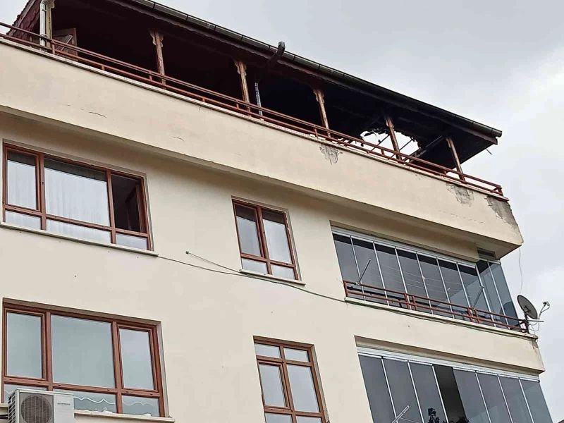 Başkentteki çatı yangını paniğe sebep oldu
