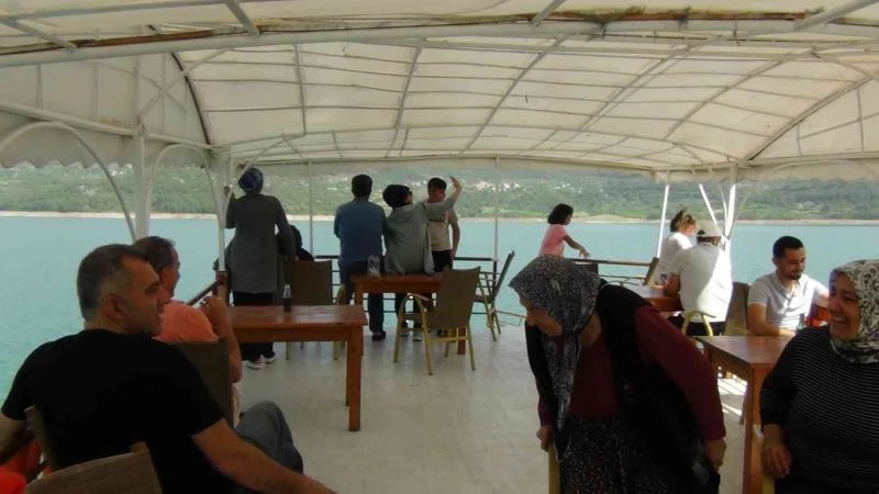 Kozan barajında tatilin keyfini çıkardılar
