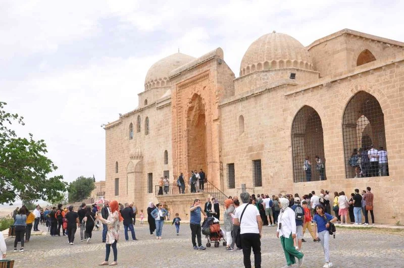 Mardin’de tarihi mekanlar, caddeler ve meydan doldu taştı
