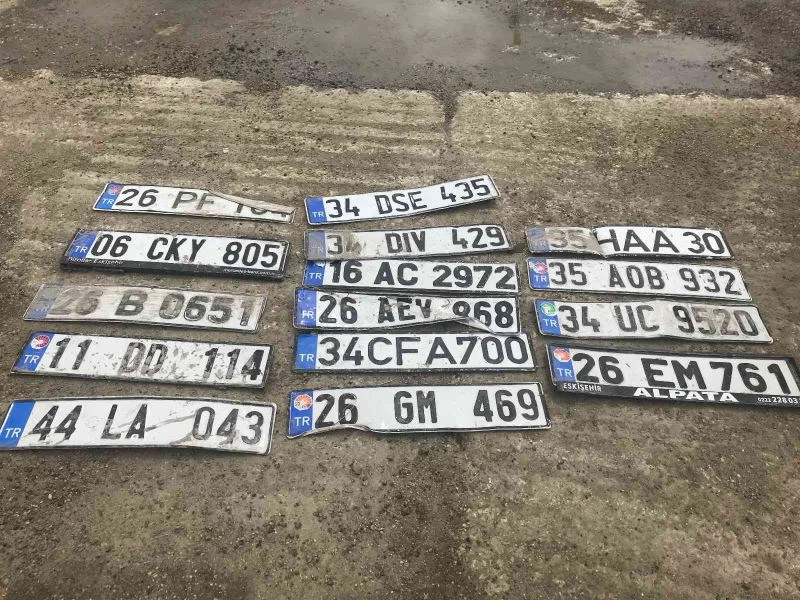 Yağmurda kaybolan plakalar yollarda bulundu
