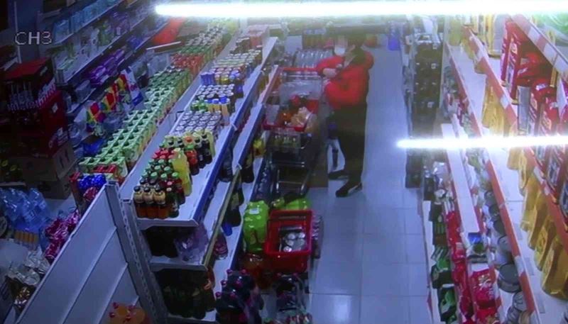 Küçükçekmece’de hırsızlık yapanları market sahibi yakaladı
