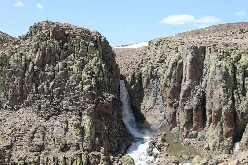 Bingöl’de 50 metrelik şelale karların erimesiyle coştu
