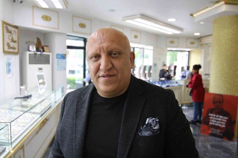 Kırşehirli kuyumcu Anneler Günü’ne özel fiyatları maliyetine indirdi
