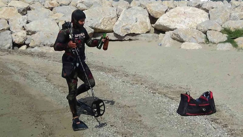 Sahilde dedektörle altın arıyor
