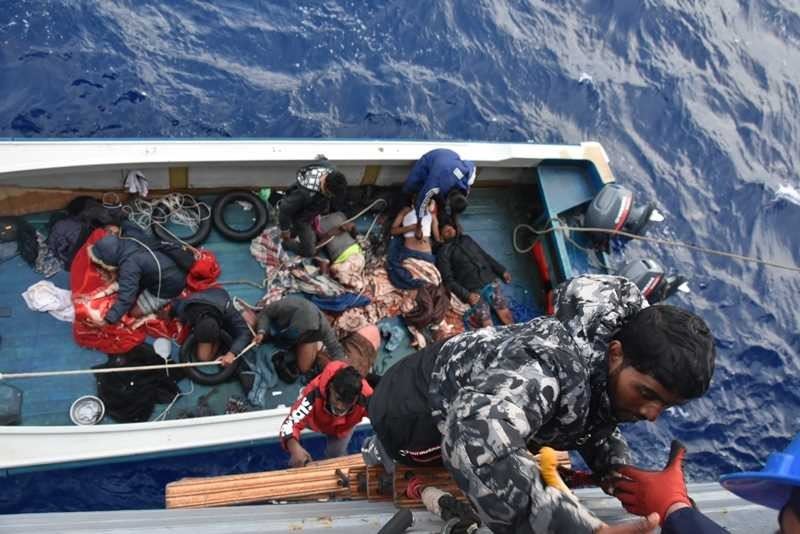TCG GÖKÇEADA fırkateyni, Libya açıklarında Bangladeşli göçmenleri kurtardı
