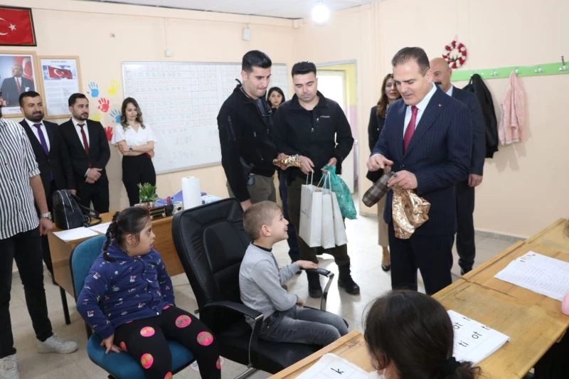 Vali Akbıyık: “Özel eğitim öğretmenlerimiz, kişilik oluşturan rol modellerdir