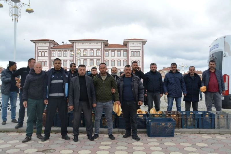 Fırınlar greve girdi, vatandaş ekmek dağıttı
