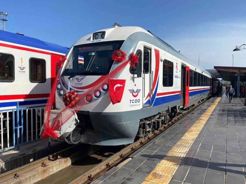 Bakan müjdeyi verdi, Diyarbakır-Batman arasında konforlu yeni tren sefere başladı
