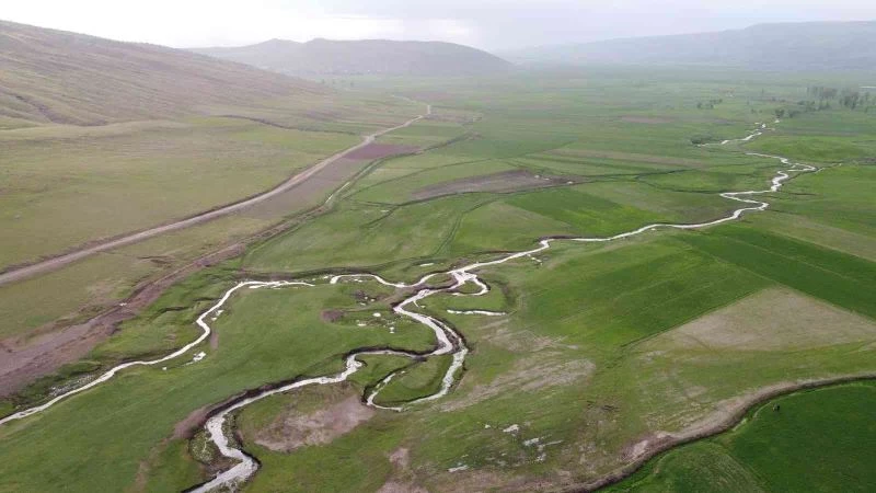 Gölbaşı beldesindeki menderesler görsel şölen sunuyor
