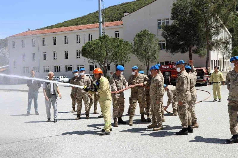 Komandolara yangın eğitimi
