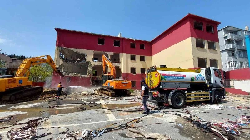 Bağımlıların mekanı haline gelen okulun yıkımına başlandı
