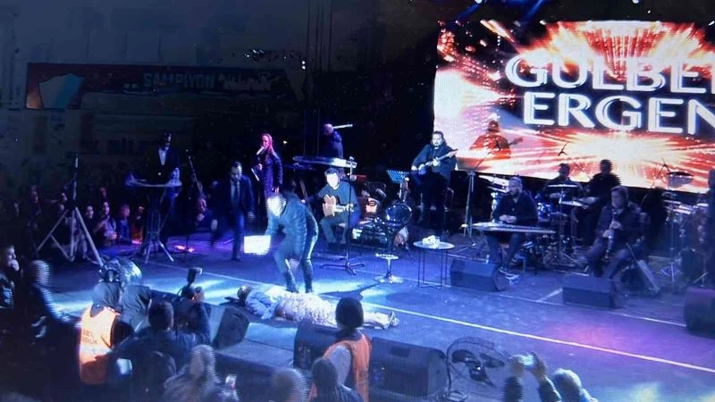 Gülben Ergen sahnede bayıldı