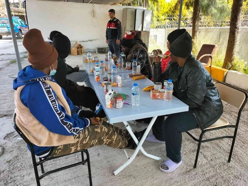 Aç ve susuz kalan düzensiz göçmenlere jandarma şefkati
