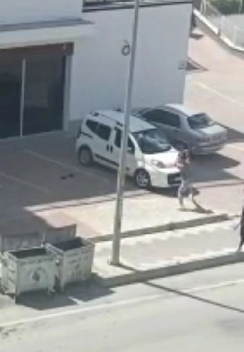 Tartıştığı iş yeri sahibinin arabasını sopa ile paramparça etti
