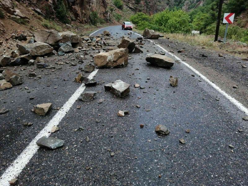 Artvin’de yamaçtan düşen kaya parçaları nedeniyle kapanan karayolu ulaşıma açıldı
