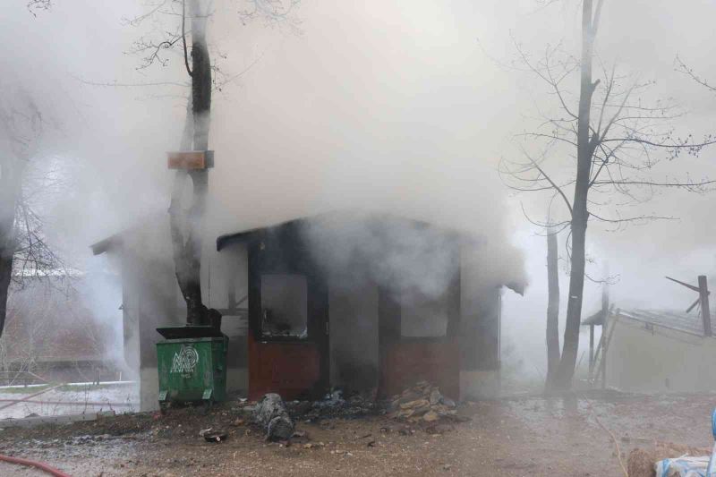 Abant Tabiat Parkı’da yanan ev küle döndü
